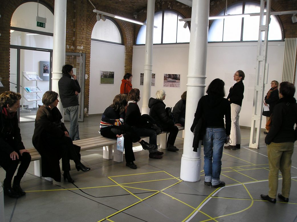 Die Künstlerin führt durch die Ausstellung mit anschließendem Spaziergang zu den Bankskulpturen | "Nehmen Sie Platz!" von Beate Maria Wörz, 2008