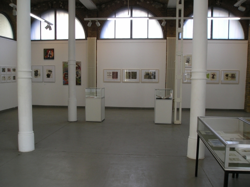 Ausstellungsansicht "Die Zeichen in den Büchern" von Frank Siewert, 2011