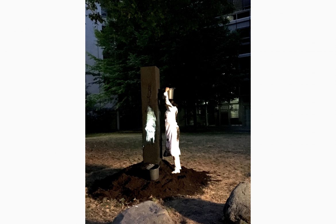 Performance "Monolith" von Nezaket Ekici