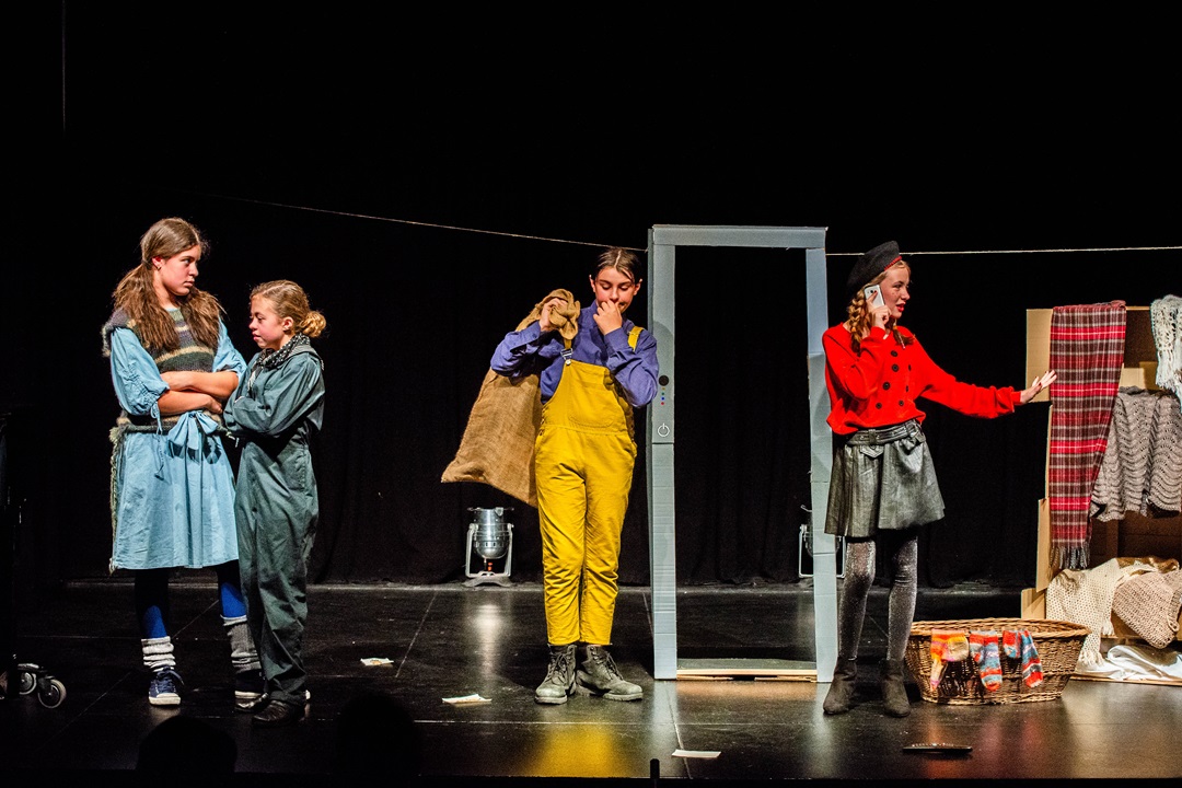 Szene aus Theaterstück mit vier Personen auf der Bühne