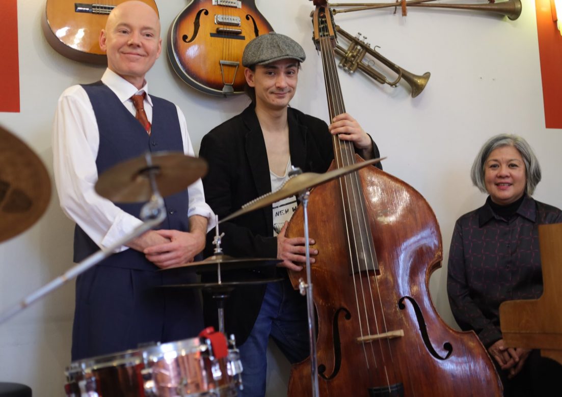 3 Musiker am Schlagzeug, am Klavier und am Kontrabass