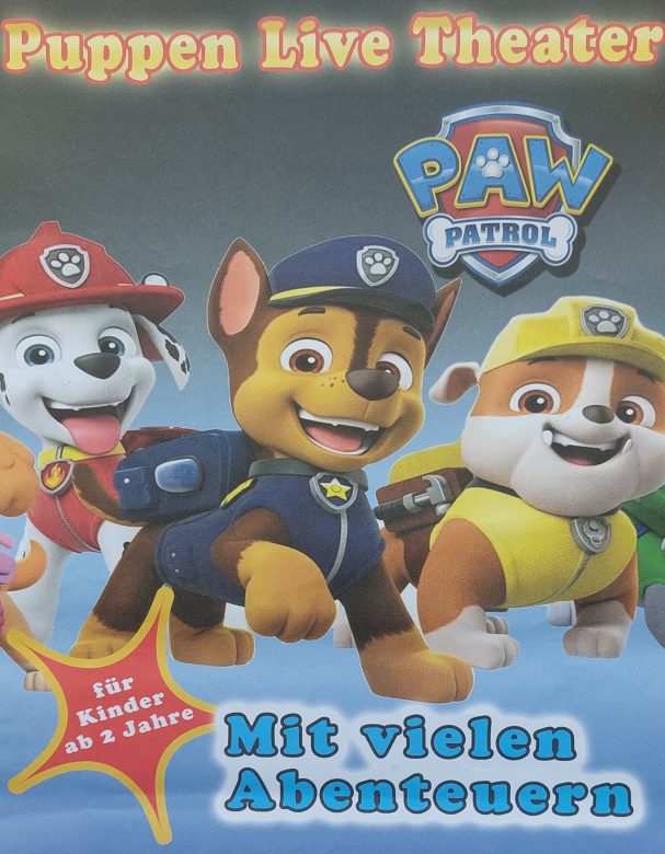 Plakat für ein Puppentheater: drei Hundewelpen in bunten Uniformen