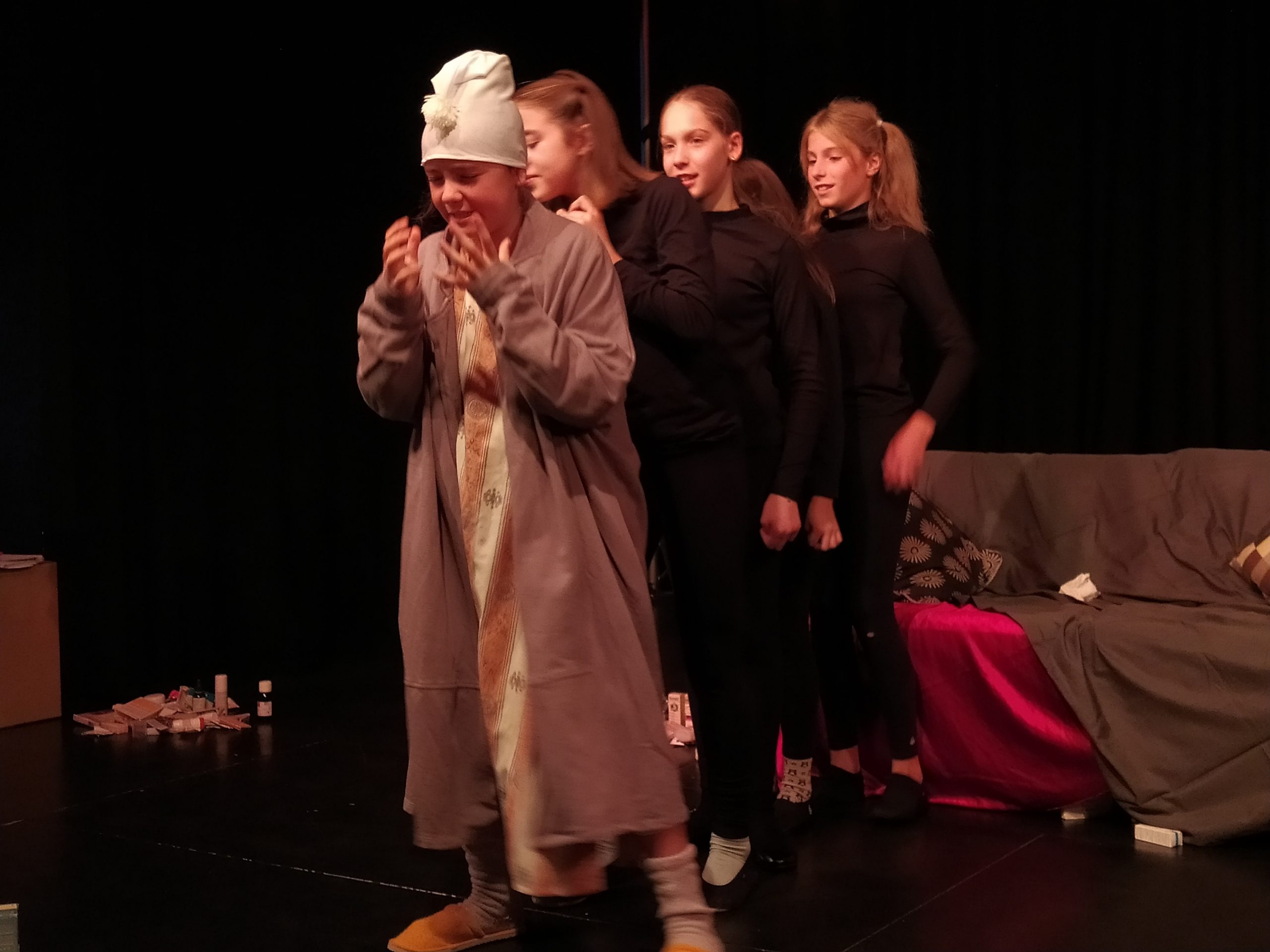 Kinderschauspieler auf der Bühne in einer Inszenierung des 