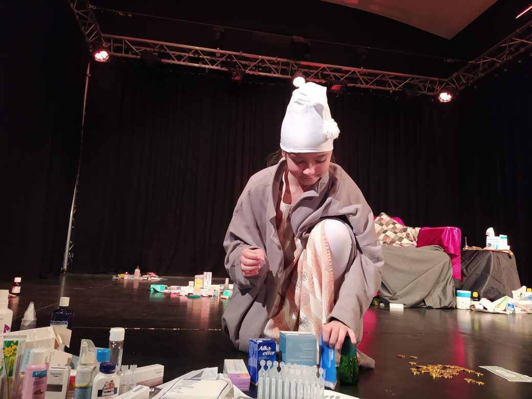 Kinderschauspieler auf der Bühne in einer Inszenierung des "Eingebildeten Kranken" von Molière