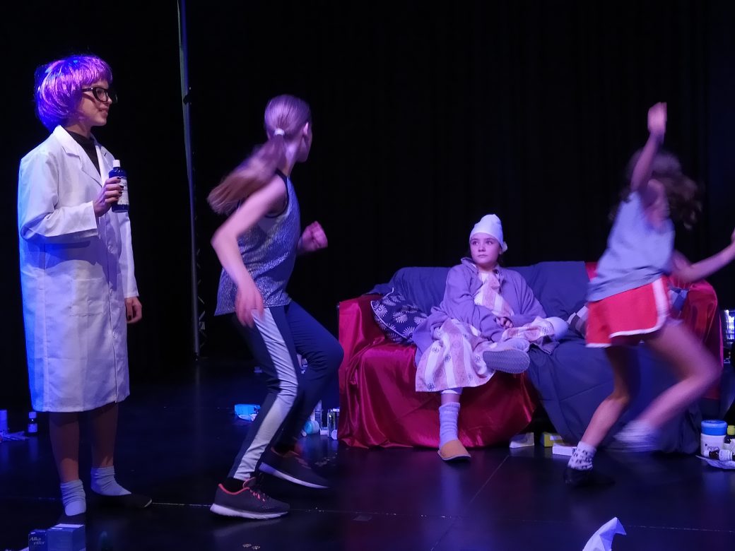 Kinderschauspieler auf der Bühne in einer Inszenierung des "Eingebildeten Kranken" von Molière