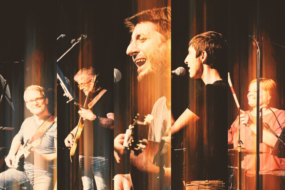 Collage von Fotos der Bandmitglieder auf der Bühne