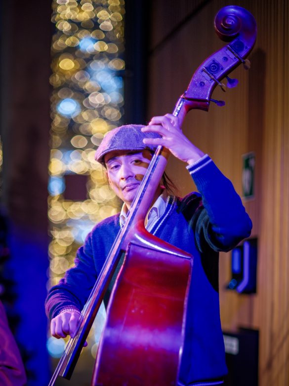 Ein Kontrabassist spielt auf seinem Instrument.