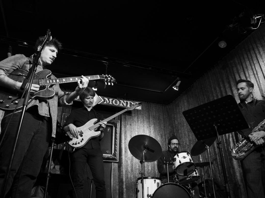 schwarz-weiß-Aufnahme der Band