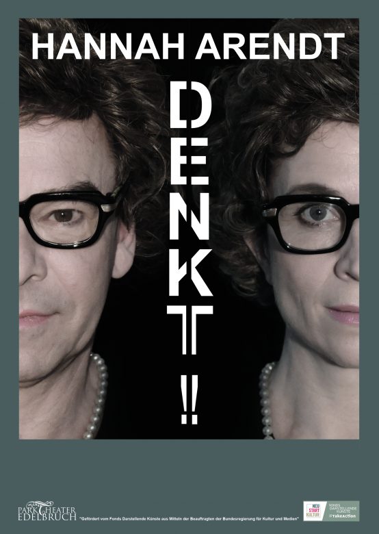 Plakat mit 2 Portraits, in der Mitte steht längs das Wort "Denkt" und oben drüber "Hannah Arendt"