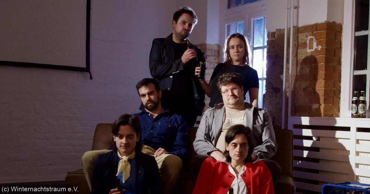 6 Menschen in einem Zimmer