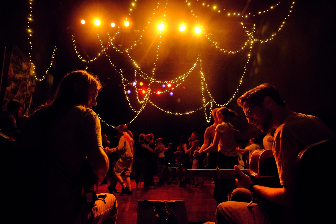 Tanzende bei einer Ball-Folk Veranstaltung