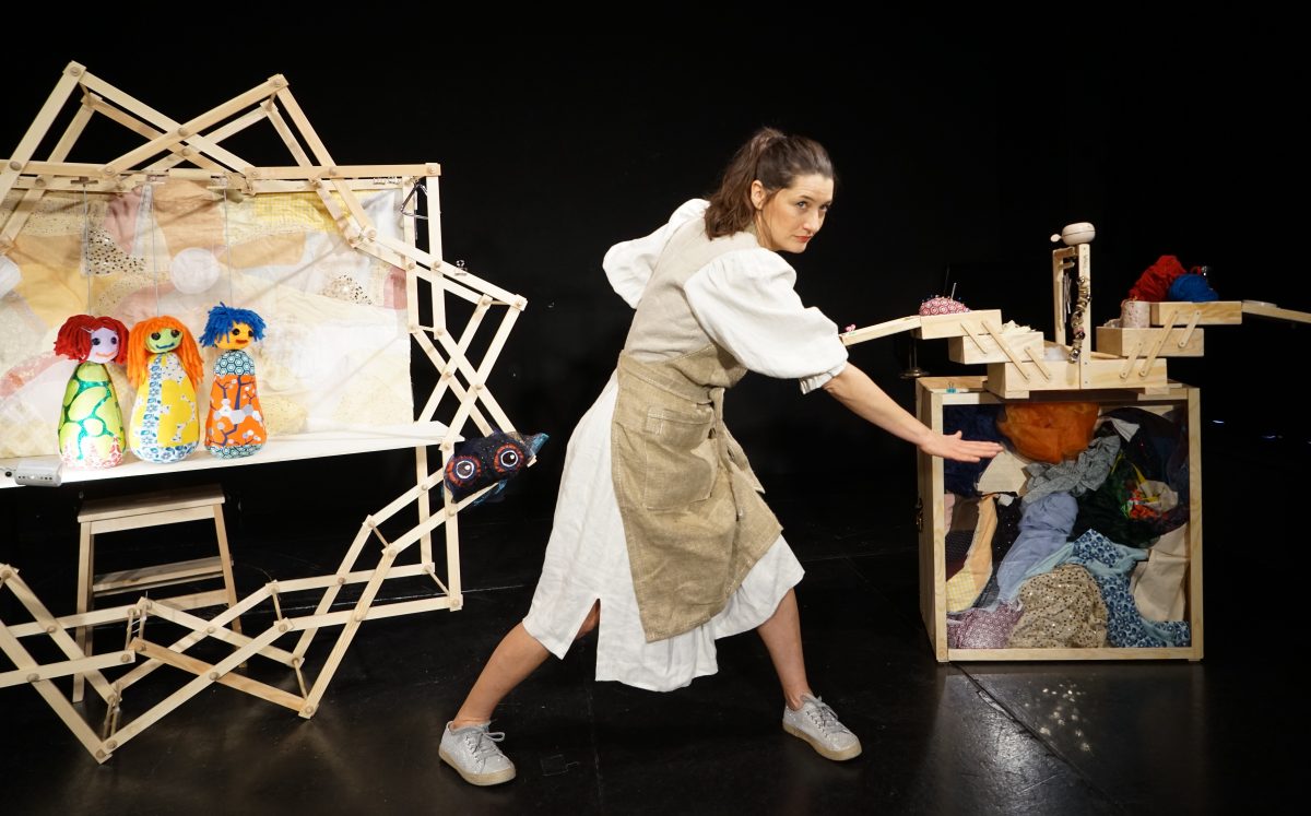 Szene aus Figurentheater Malinka mit Kathrin Brunner.