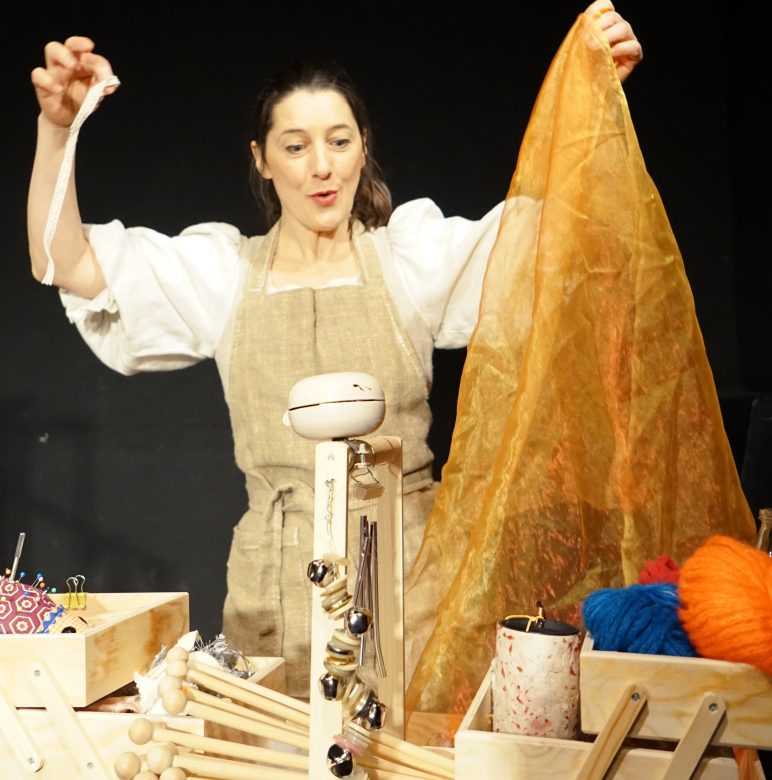 Szene aus dem Figurentheater Malinka mit Kathrin Brunner.