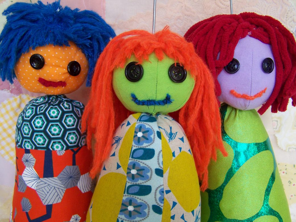 Das Foto zeigt mehrere Stoffpuppen.