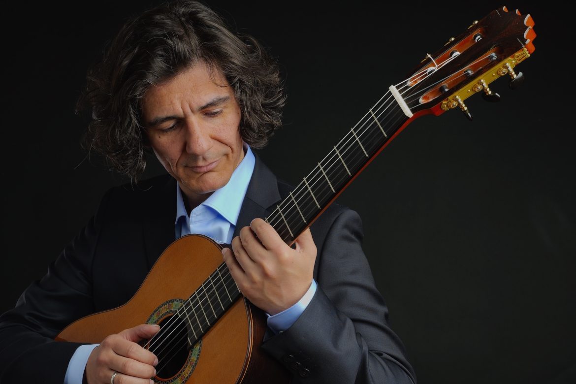 Das Foto zeigt Nikos Tsiachris mit Flamenco-Gitarre