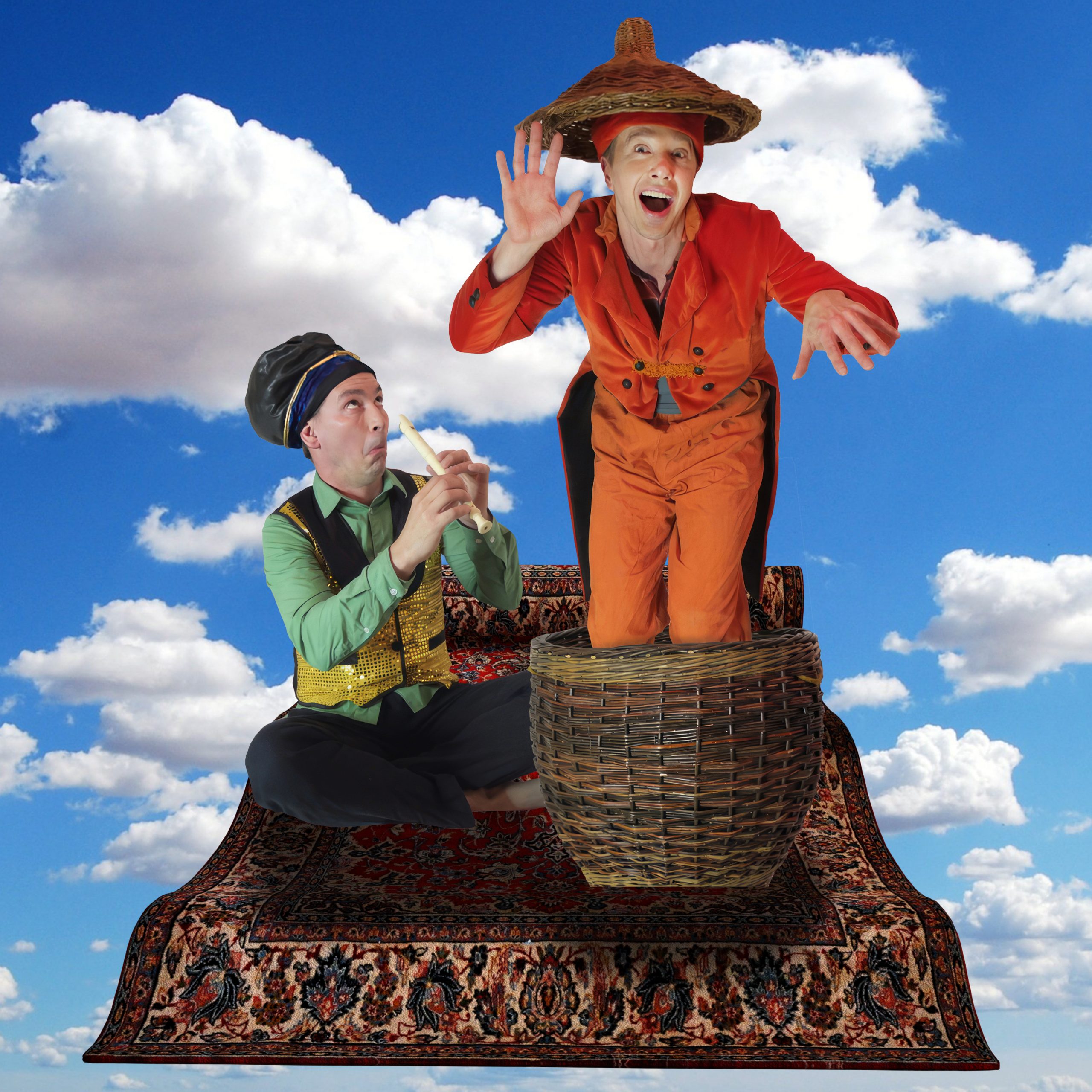 Zwei Künstler in den Wolken auf einem fliegenden Teppich, einer spielt eine Schlange, die sich aus einem Korb erhebt, der andere spielt eine Flöte