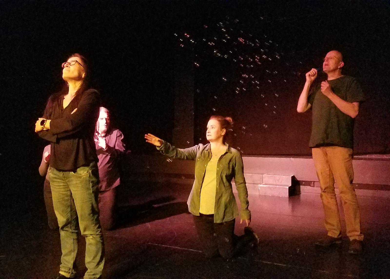 3 Menschen auf einer Bühne