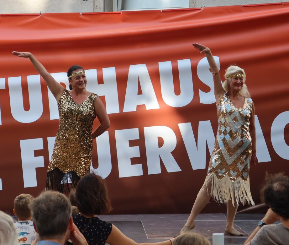 Zwei Tanzerinnen in 20er Jahre-Kostümen auf einer Open-Air-Bühne