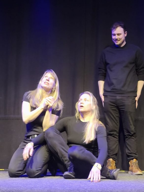 Drei Menschen auf der Bühne