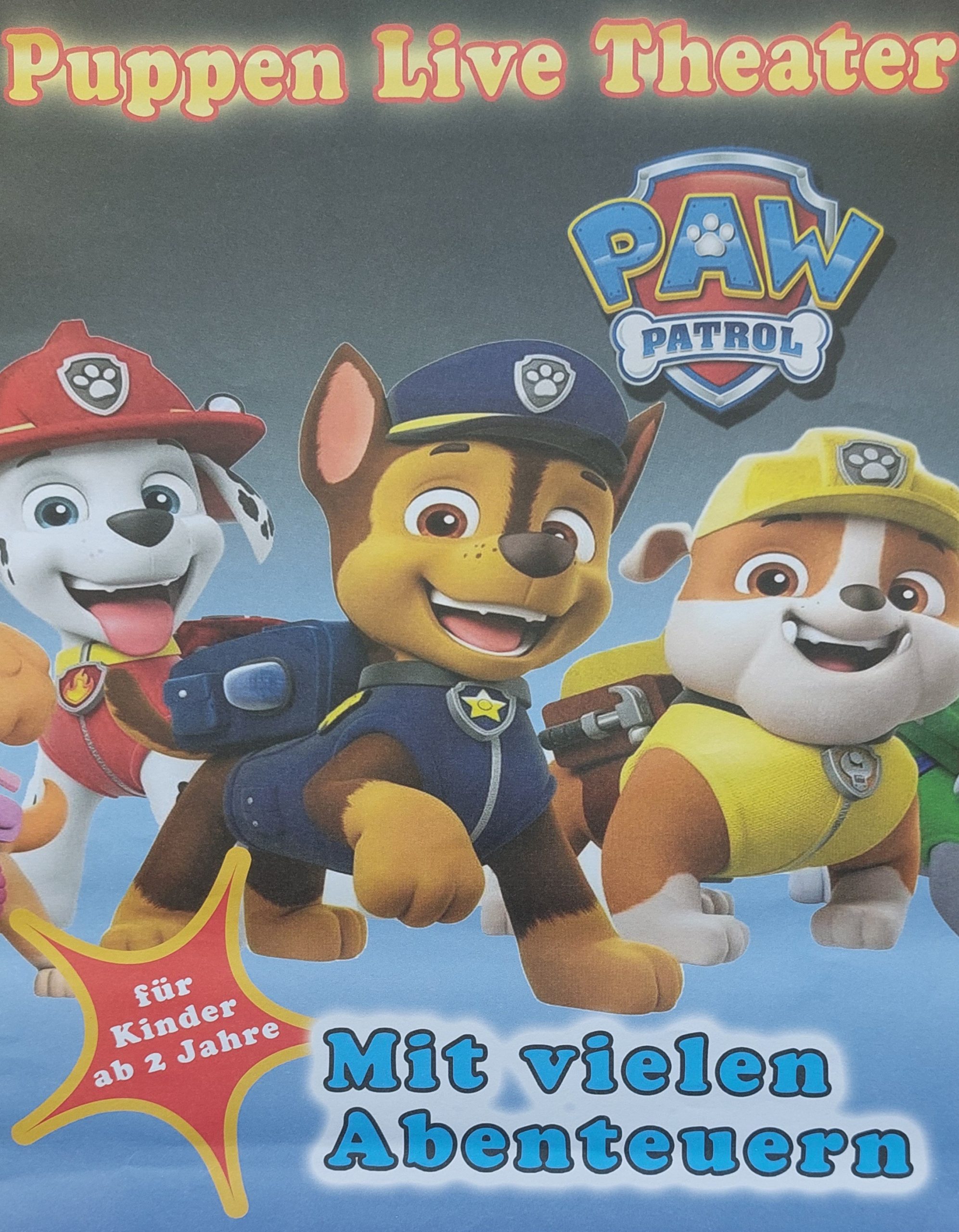 Plakat für ein Puppentheater: drei Hundewelpen in bunten Uniformen
