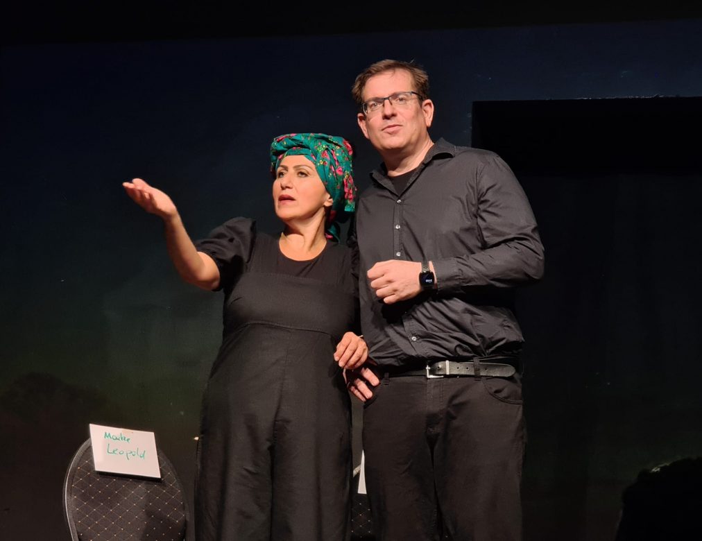 Zwei Menschen auf der Bühne