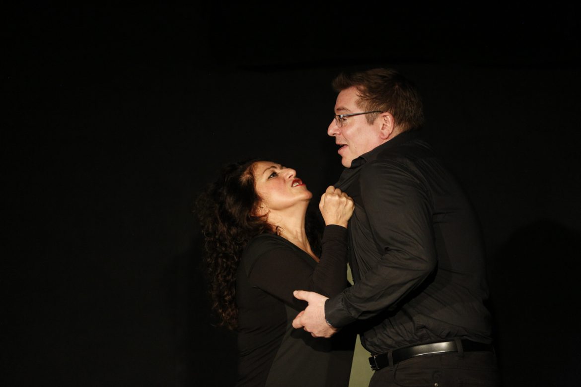 Zwei Menschen auf der Bühne