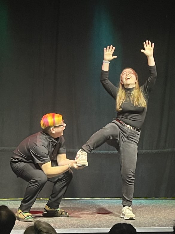 Zwei Menschen auf der Bühne