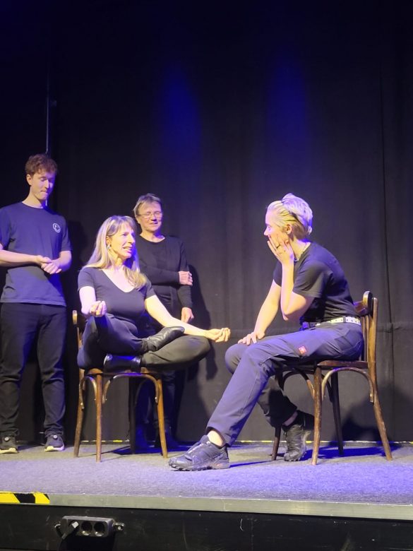 Vier Menschen auf der Bühne