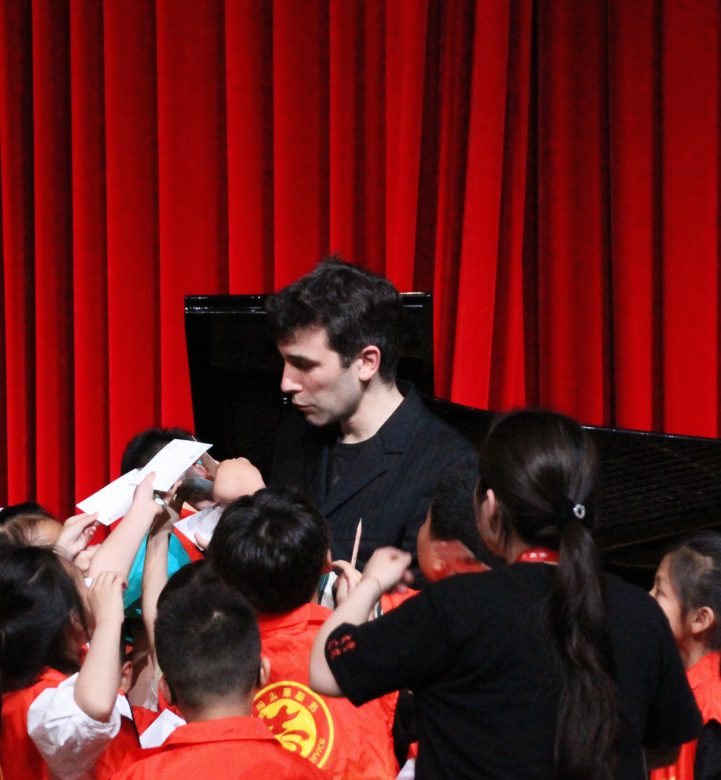 Der Pianist Marin Limic gibt nach einem Konzert in China Autogramme.