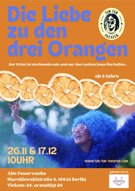 Plakat zum Kindertheater-Stück "Die Liebe zu den drei Orangen": Zu sehen sind sieben Orangenscheiben und die Schauspielerin mit rosa Brille und einer Perücke mit vielen blauen Locken.