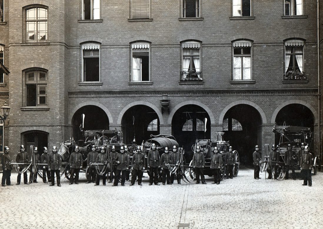 Alt-Berliner Löschzug im Hof der Feuerwache Memel, 1908 © Archiv Feuerwehrmuseum Berlin