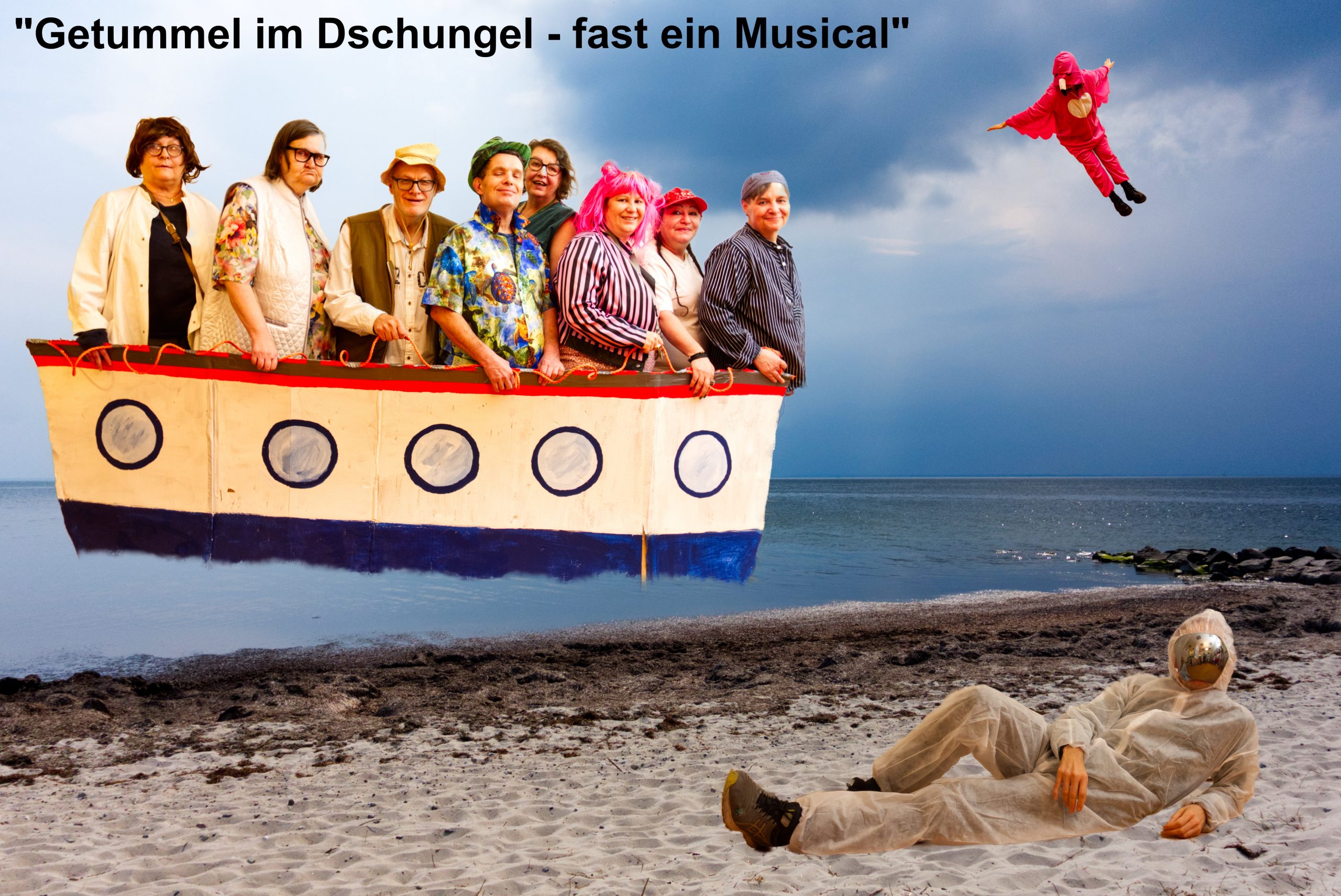 Die Theatergruppe Oppelner in einem schwebenden Boot über dem Wasser und ein Mann liegt am Strand in einem Survival-Anzug, ein Mann im Wingsuit am Himmel..