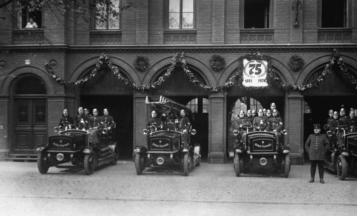 75 Jahre Berliner Feuerwehr, Feuerwache Memel 1926 © Archiv Klaus Dietz