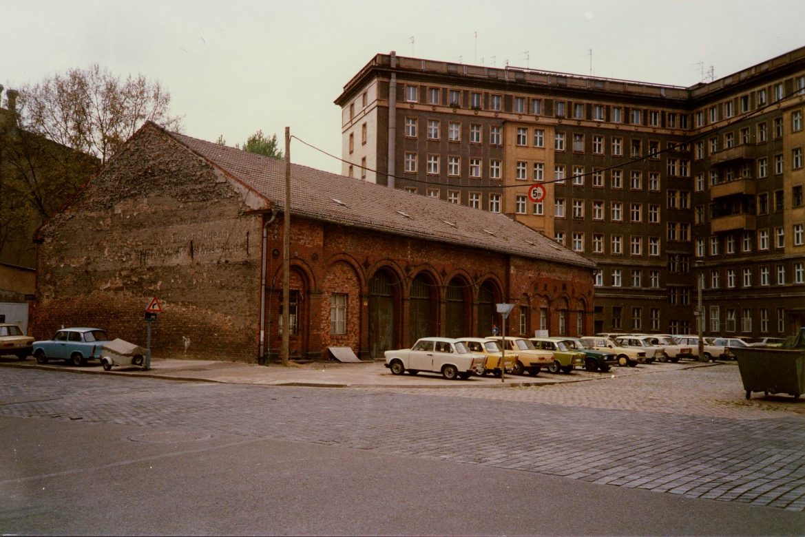 Das Gebäude mit Notdach, April 1989 © Archiv Klaus Dietz