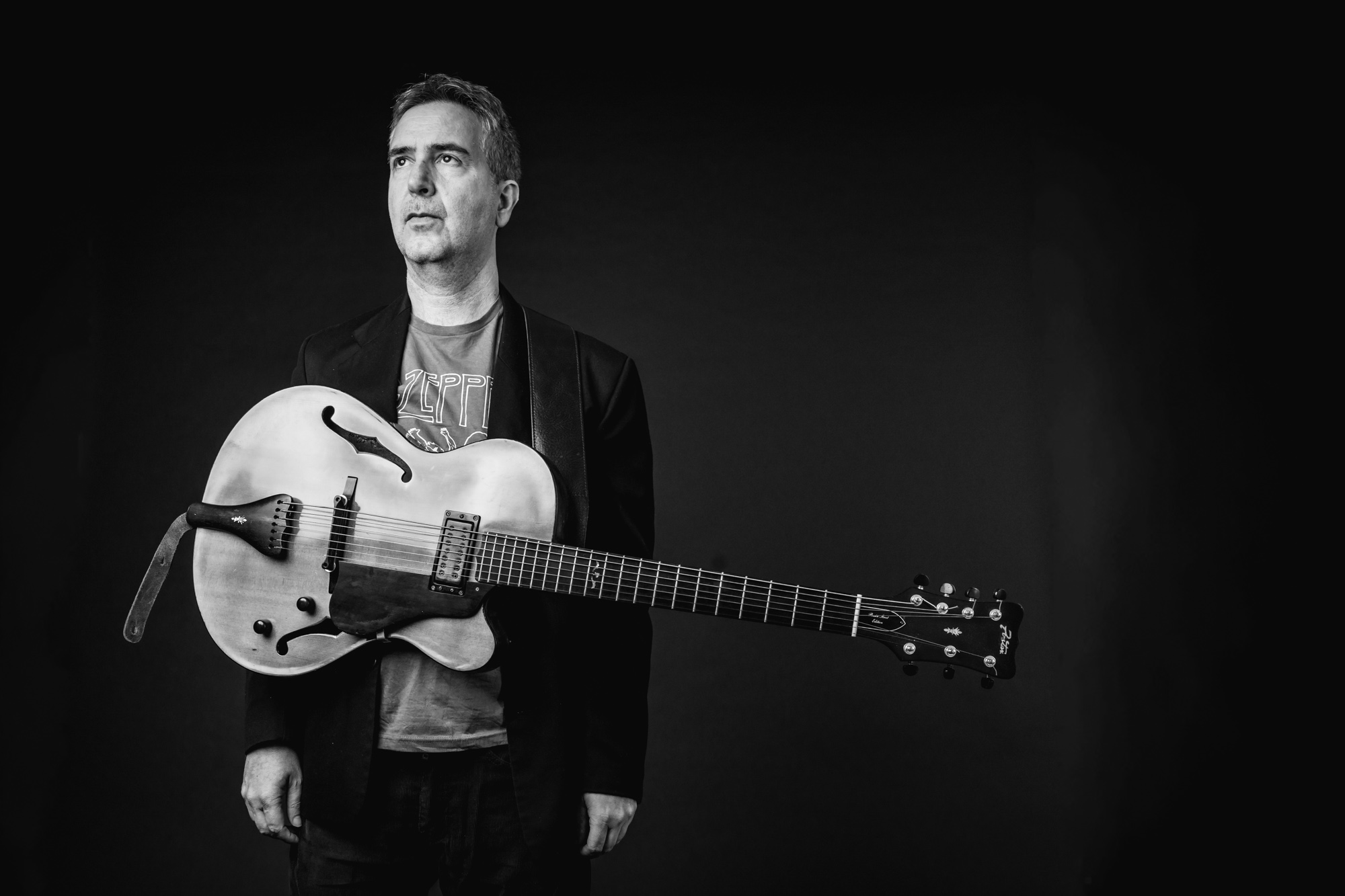 Das Foto zeigt den Jazzmusiker Hugo Fernandez mit seiner Gitarre