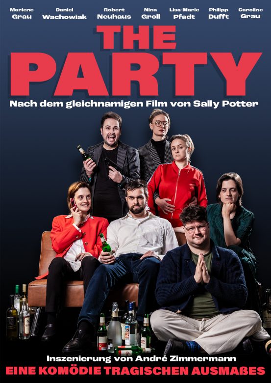 Plakat zur Aufführung von The Party nach dem gleichnamigen Film von Sally Potter. Auf dem Plakat sind 7 Schauspieler zu sehen, die auf und vor einem Sofa sitzen und z.T. hinter dem sofa stehen. Alle schauen in die Kamera. Es sind viele leere Flaschen (alkoholische Getränke) zu sehen.
